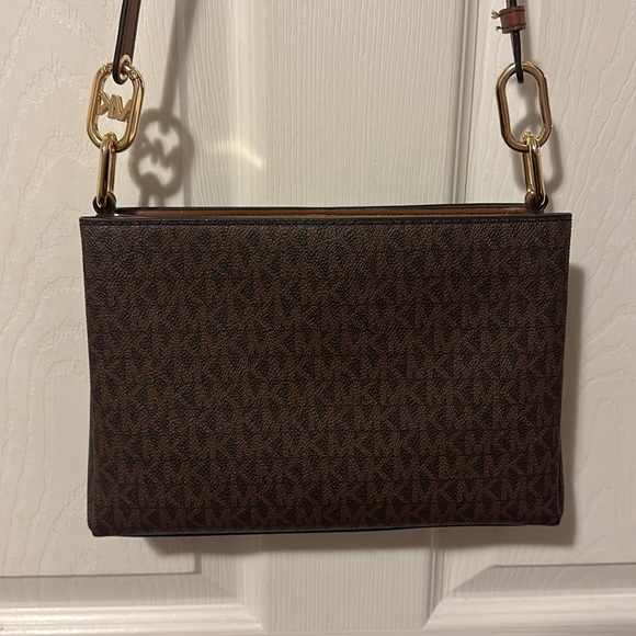 Michael Kors Crossbody ❤️ - Picture 8 of 15